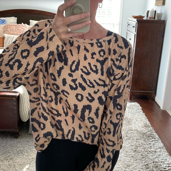 Shein Tan and Navy Animal Print Oversized Lone Sleeve Waffle Knit Top Size M - Picture 3 of 9